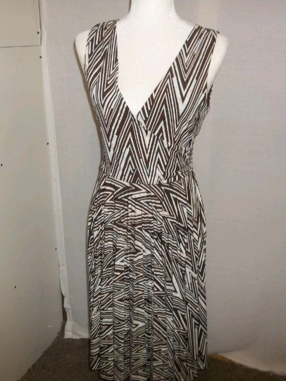 AGB Brown and White Zigzag V-Neck Midi Dress
